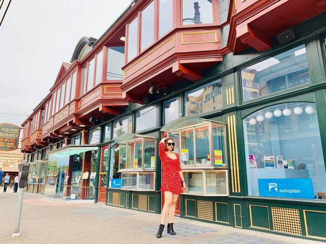 Cô cũng nhận được nhiều lời khen ngợi vì nhan sắc 