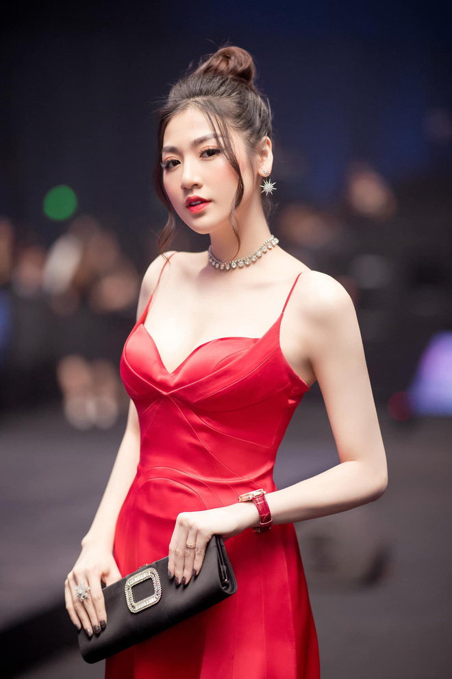 Sau sinh quý tử đầu lòng, Á hậu Tú Anh cũng nhanh chóng lấy lại vóc dáng và nhan sắc xinh đẹp.