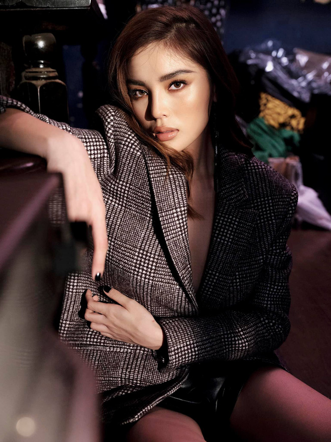 Hơn 5 năm sau đăng quang Hoa hậu Việt Nam 2014, Kỳ Duyên đã thay đổi hoàn toàn từ nhan sắc cho tới phong cách. Cô cũng là Hoa hậu thị phi nhất showbiz Việt.