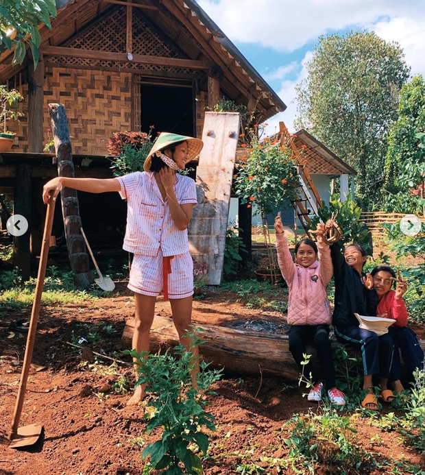 Không khó để bắt gặp những hình ảnh dân dã như thế này của H'Hen Niê trên mạng xã hội. Bất cứ khi nào rảnh rỗi, cô cũng rũ bỏ vẻ hào nhoáng để về quê nhà phụ giúp gia đình.