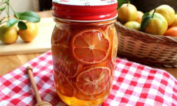 Tuyệt đối không được ngâm chanh đào mật ong vào những hộp nhựa cũng như nhiều loại thực phẩm, thuốc dạng nước khác trong chất liệu này.