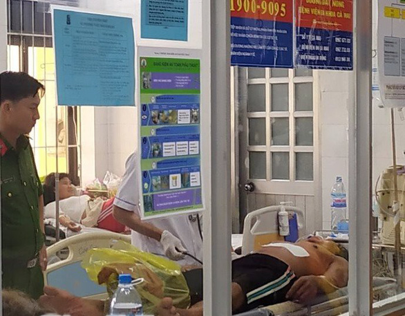 Ông Trần Văn Thắng đang cấp cứu tại Bệnh viện Đa khoa tỉnh Cà Mau dưới sự giám sát của cơ quan công an - Ảnh: NHẬT MINH