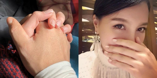 Chí Nhân đã đăng tải hình ảnh nắm chặt tay của một cô gái. Dựa vào hình dạng của... móng tay, chiếc túi xách nữ đặt bên cạnh, cư dân mạng đã tinh ý đoán ra đây không ai khác chính là MC Minh Hà.