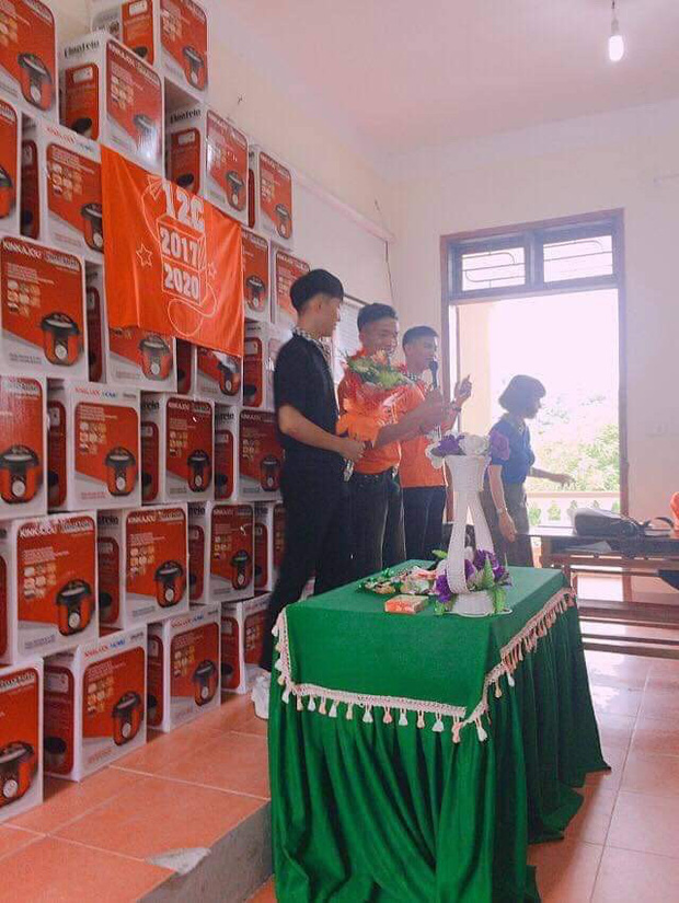 Ba chàng trai cũng không quên nhắn gửi những lời chúc ý nghĩa và tốt đẹp nhất đến cô giáo chủ nhiệm và hội chị em trong ngày 20/10.