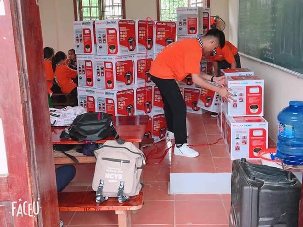 Món quà siêu to khổng lồ làm rúng động toàn trường.