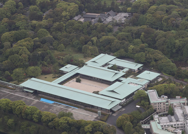 Cung điện Hoàng gia, nhìn từ trên không vào ngày 30/4. Nghi lễ đăng quang sẽ được tổ chức tại hội trường Matsu-no-ma của cung điện.