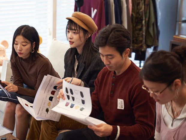 ... ở bên giúp Sulli trong công việc