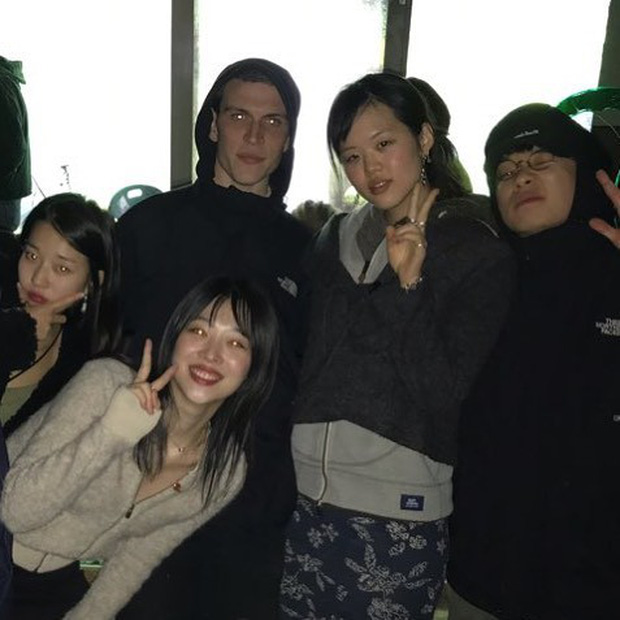 Kim Sun Ah rất thân với Sulli, thường xuyên xuất hiện trong những bức hình đời thường của Sulli