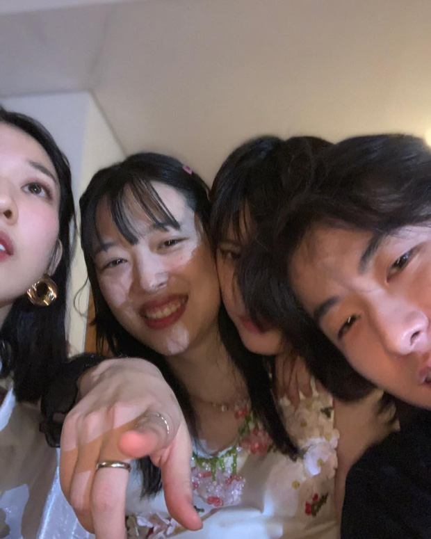 Cô ở bên Sulli khi Sulli cười hạnh phúc...