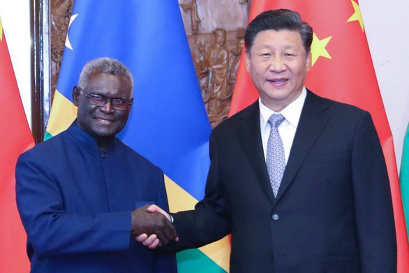 Lãnh đạo Solomon, ông Manasseh Sogavare, bắt tay Chủ tịch Trung Quốc Tập Cận Bình - Ảnh: AFP