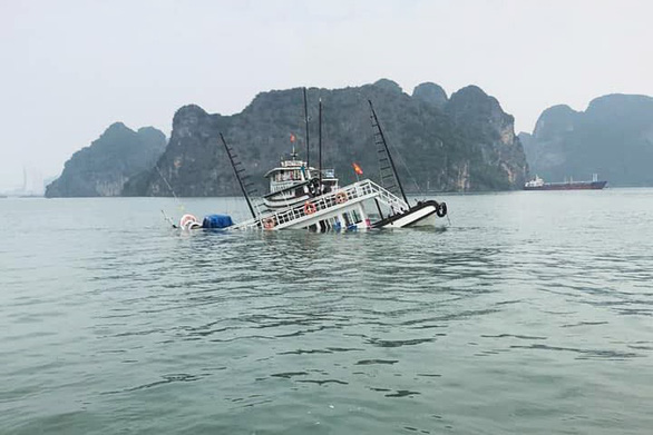 Thời điểm gặp nạn trên tàu chưa có khách du lịch, ba thuyền viên trên tàu may mắn được cứu thoát trước khi tàu chìm hẳn trên vịnh - Ảnh: Facebook