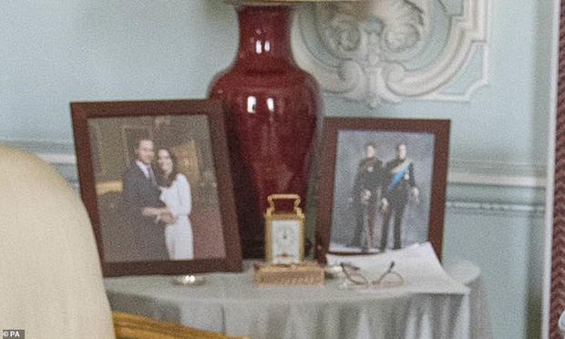 Bức ảnh vợ chồng hoàng tử Harry đã hoàn toàn biến mất khỏi phòng khách.