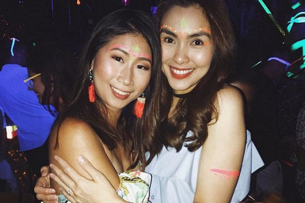 Stephanie Nguyễn và Hà Tăng thân thiết nhau nhiều năm nay. Dù mỗi người ở một quốc gia khác nhau nhưng cả hai thường xuyên liên lạc, dành cho nhau sự quan tâm đặc biệt nhất.