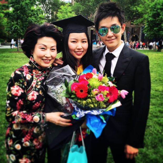 Eric Tse trong lễ tốt nghiệp của chị gái.