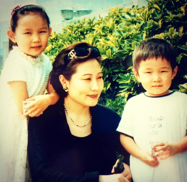 Eric Tse cùng mẹ và chị gái khi còn bé.