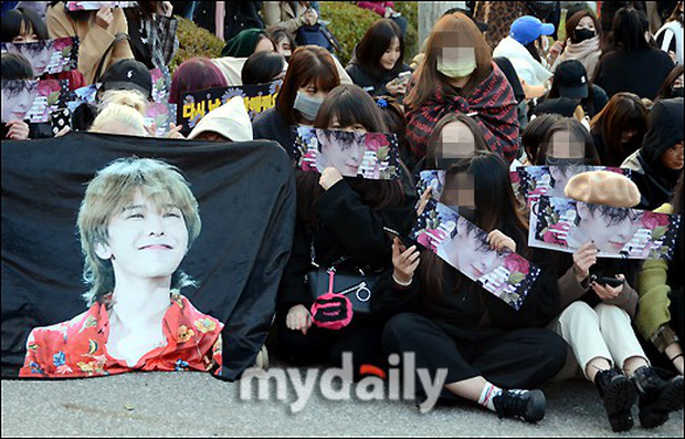 Fan mang tranh, banner, khẩu hiệu đến từ đêm qua để chào đón ông hoàng trở về