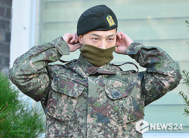 Vừa bước ra khỏi xe, G-Dragon đã khiến dân tình phát cuồng vì dáng vẻ cool ngầu không khác gì năm xưa. Vì thời tiết quá lạnh nên nam rapper phải lấy áo che mũi