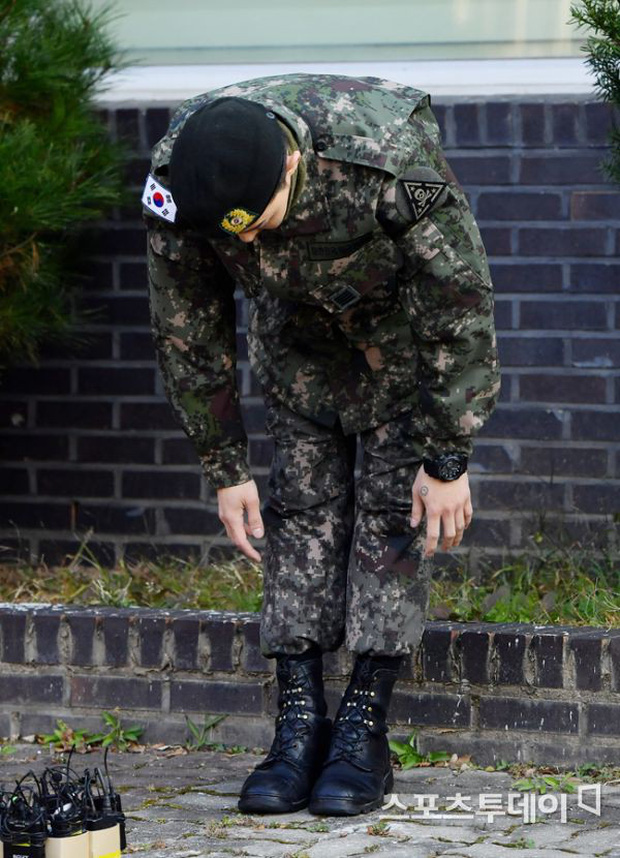 Anh không quên cúi gập 90 độ để chào fan và phóng viên