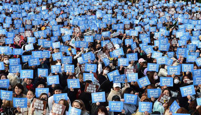 2.000 fan Hàn và quốc tế đông đến nghẹt thở tập trung vây kín cả một khu vực quân đội