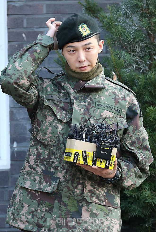 G-Dragon lúng túng, đáng yêu trước phóng viên