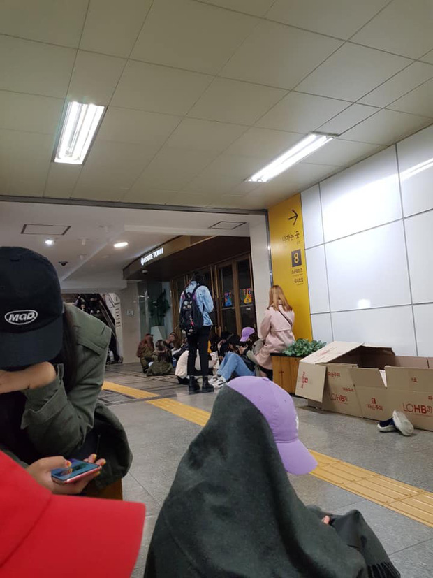 Nhiều fan Hàn và nước ngoài đến tàu điện ngầm để túc trực, chờ đến giờ vàng