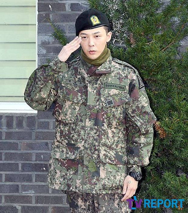G-Dragon chào theo nghi thức quân đội