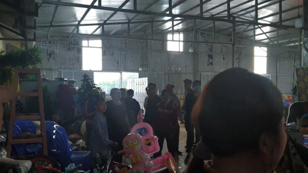 Hình ảnh nhóm người vào chùa đập phá. (Ảnh cắt từ clip)