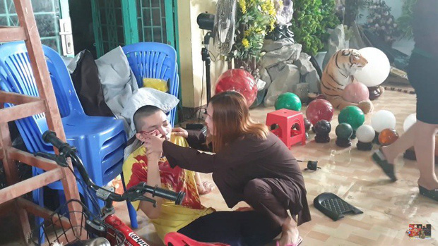 Sư thầy Nhị Nguyên bị nhóm người quá khích ném đá. (Ảnh cắt từ clip)