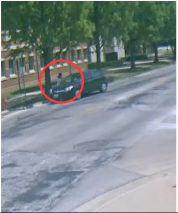 Hình ảnh Chương Oánh Dĩnh bước lên xe của hung thủ do camera giám sát ghi lại.