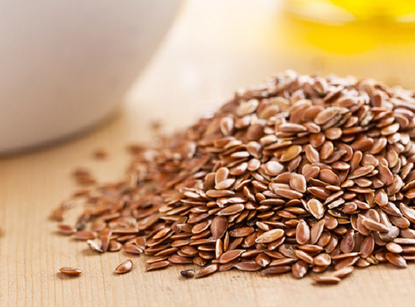 Hạt lanh chứa magiê chất lượng cao, mangan, vitamin B1, chất xơ, giàu khoáng chất selenium, còn cung cấp protein và nguyên tố vi lượng đồng.