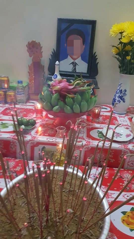 Người thân lập bàn thờ vọng cho anh H..