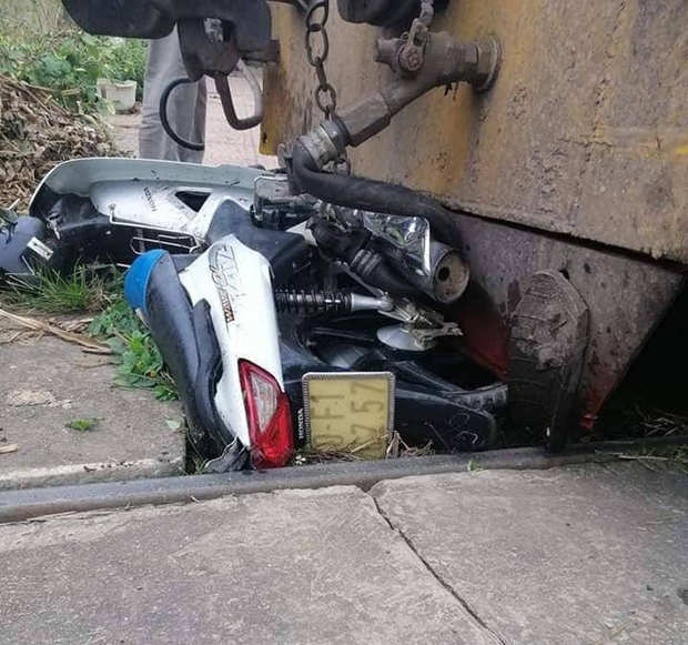 Chiếc xe máy hư hỏng nặng.