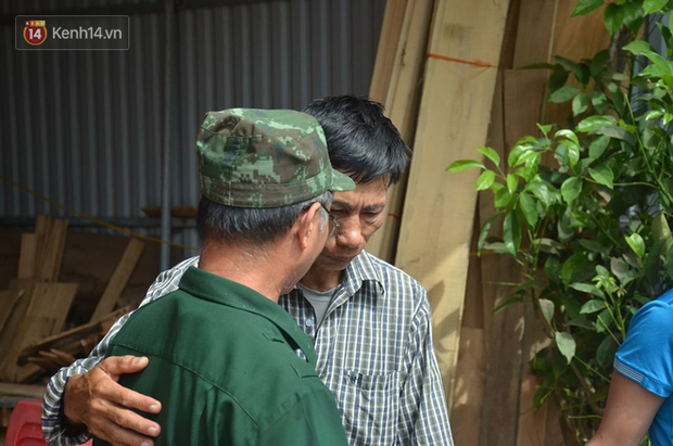 Người thân, hàng xóm động viên gia đình ông Gia.