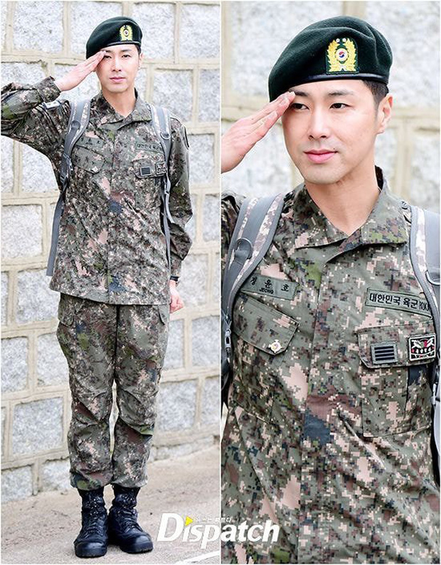 Kiểu chào của các nghệ sĩ đã xuất ngũ trước đây được cho là đúng chuẩn.