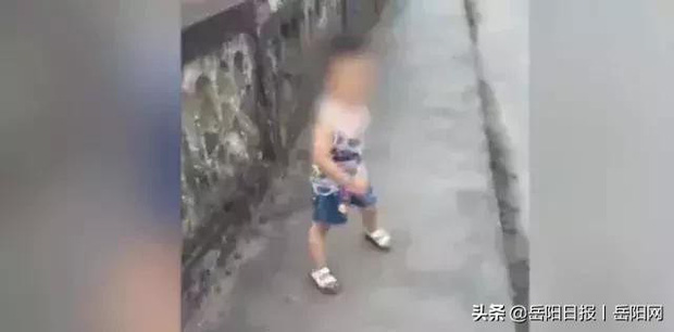 Đứa bé 3 tuổi qua đời vì sự vô trách nhiệm của bố mẹ.