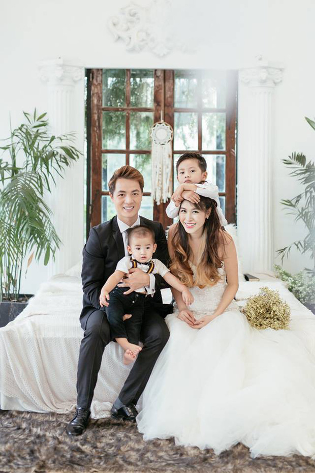 Cuộc sống viên mãn hiện tại của cặp đôi bên cạnh 2 con.