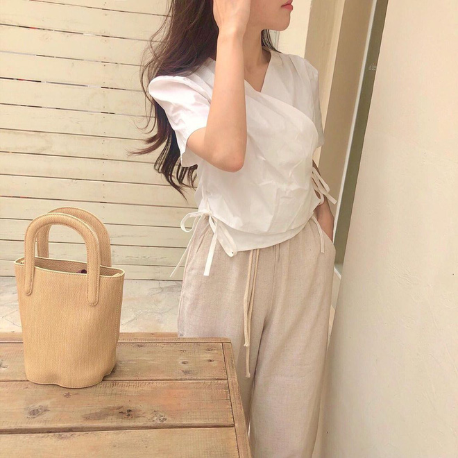 Cây đồ với áo blouse và quần ống suông mang đến diện mạo trẻ trung, tinh tế khiến quý cô công sở khó lòng bỏ qua. Bạn sẽ không cần phối đồ cầu kì mà chỉ cần diện thêm túi xách và giày là đã có set đồ xinh đẹp toả sáng tại chốn văn phòng.