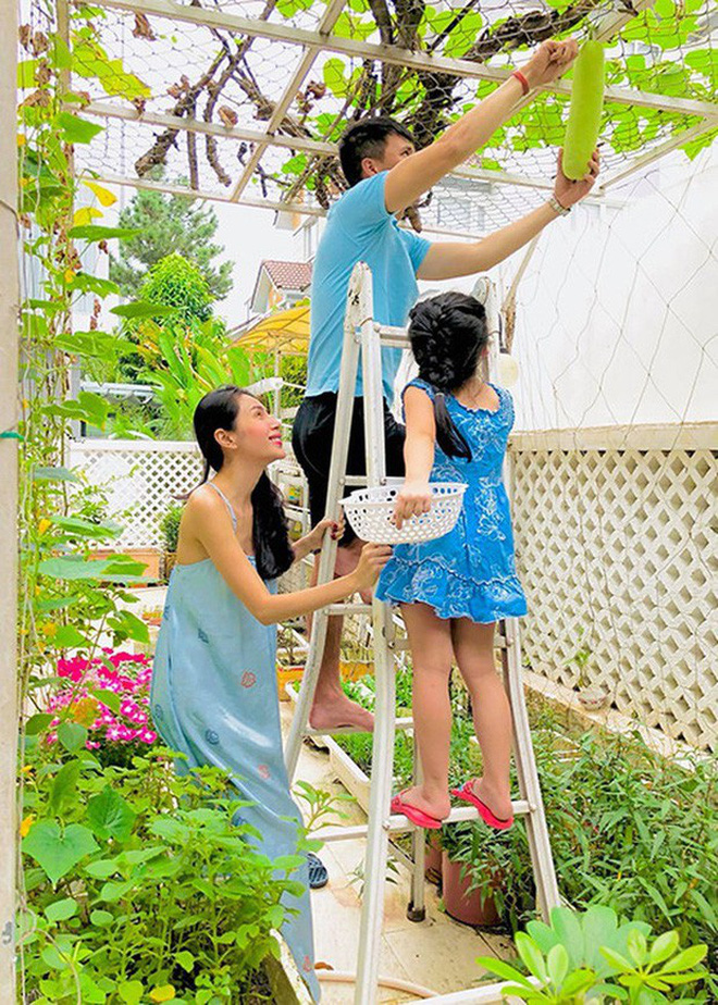 Công Vinh và Thủy Tiên rất chăm chỉ cập nhật những hình ảnh gia đình giản dị đời thường. Nữ ca sĩ từng chia sẻ rằng cô rất may mắn khi là bà xã của Công Vinh.