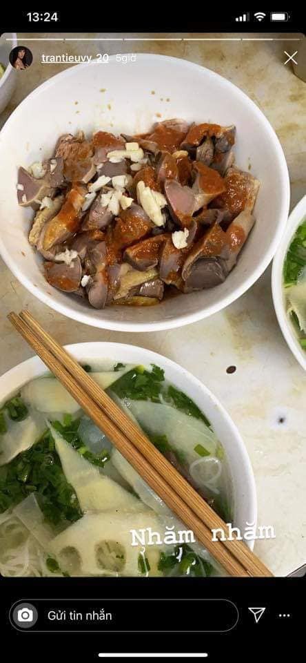 Bài đăng giống nhau trên IG của Tiểu Vy và 