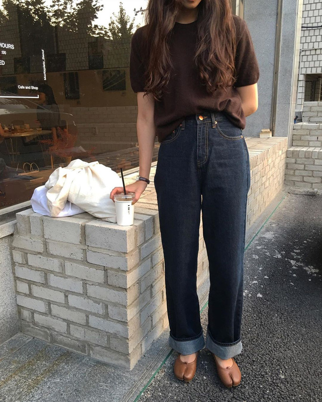 Tận dụng chiếc áo thun cổ tròn basic có sẵn trong tủ đồ và kết hợp cùng quần ống suông, bạn sẽ vừa có set đồ thanh lịch, trẻ trung, vừa tiết kiệm được một khoản tiền shopping kha khá. Với công thức diện đồ này, bạn có thể tuỳ ý mix giày sneaker hoặc loafer, thậm chí là xỏ vào chân đôi búp bê 