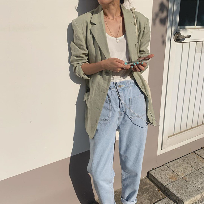 Nếu là tín đồ của phong cách layer, bạn hoàn toàn có thể mix kiểu quần ống suông thoải mái với áo phông và khoác nhẹ một chiếc sơ mi hoặc blazer bên ngoài. Outfit phóng khoáng nhưng cũng hiện đại, hợp mốt này gần như chiều lòng mọi chị em và có thể diện đẹp trong nhiều hoàn cảnh.