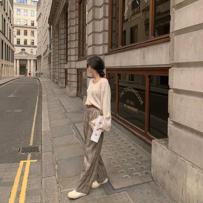 Trong những hôm trời se lạnh, nếu muốn diện đẹp với quần ống suông thì hãy khoác lên người chiếc áo len mỏng điệu đà, nhẹ nhàng thôi bạn nhé! Áp dụng tuyệt chiêu ăn diện này, chị em nào hẳn cũng có vẻ ngoài thanh thoát, hút mắt cho xem.