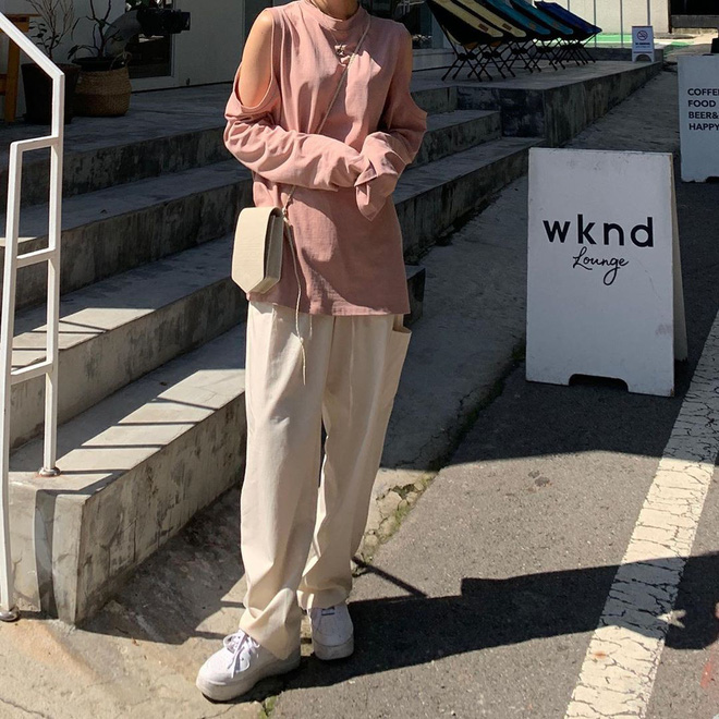 Những chiếc áo dài tay nổi tiếng với khả năng diện cùng item nào cũng chuẩn. Thế nên, tạo sao lại không tận dụng chúng để phối cùng quần ống suông đúng chứ. Với kiểu quần ống suông lưng cao, tips mặc đẹp dành cho các quý cô chính là sơ vin gọn gàng và tự tin thả dáng.