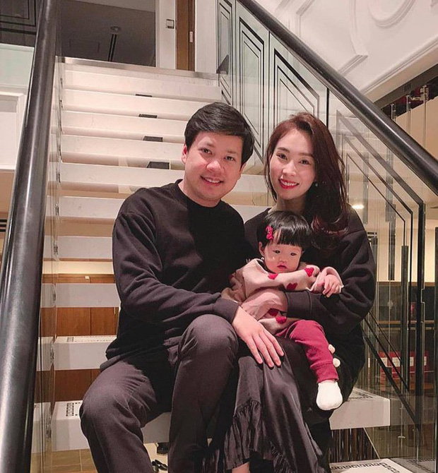 Tổng thể căn biệt thự được thiết kế theo phong cách trẻ trung, hiện đại nhưng không kém phần sang trọng.