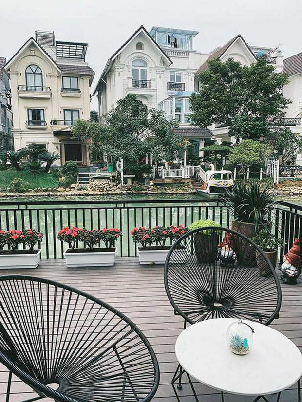 Biệt thự ven hồ thơ mộng là nơi vợ chồng Tú Anh đang sinh sống.