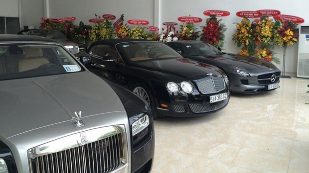 Dàn siêu xe từng lên sóng đài KBS Hàn Quốc của nhà chồng Tăng Thanh Hà. Từ trái qua là Maybach 62S, Rolls-Royce Ghost và Bentley Continental GTC Speed