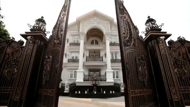 Bên ngoài căn biệt thự “dát vàng”