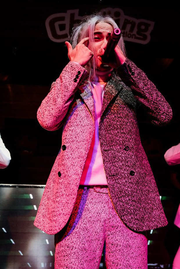 Nam ca sĩ phản ứng thông minh và nhanh chóng lấy lại tinh thần biểu diễn cho khán giả.