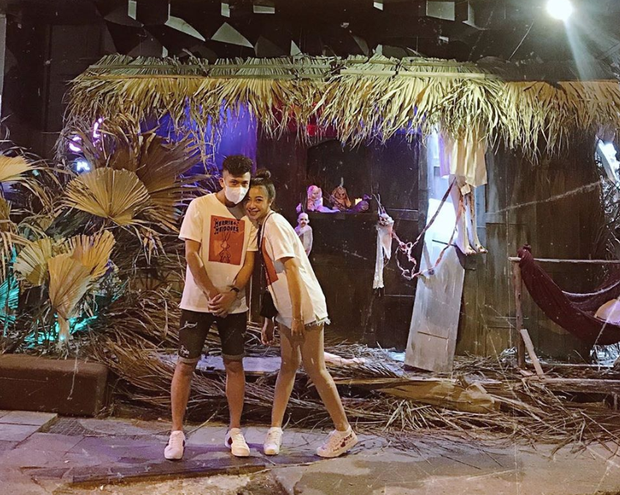 Văn Đức cùng bạn gái mặc đồ đôi, đi chơi Halloween sớm.