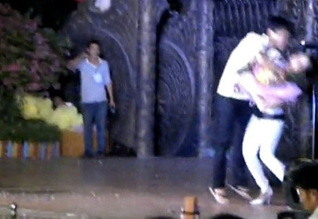 Đông Nhi bị khán giả cưỡng hôn trên sân khấu. Điều này khiến nữ ca sĩ vô cùng hoảng sợ.